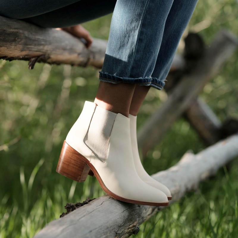 Beige Women's Nisolo Heeled Chelsea Boots | 197234-INL