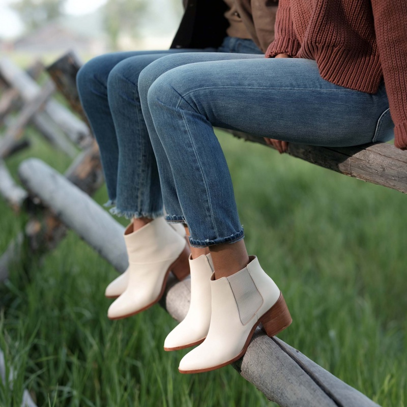 Beige Women's Nisolo Heeled Chelsea Boots | 197234-INL